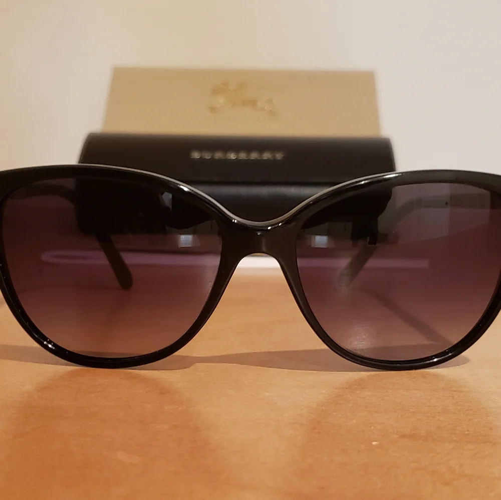 BURBERRY Women's B4216 3001/8G Sunglasses Lens Size 57mm (Black) - Picture 2 of 4